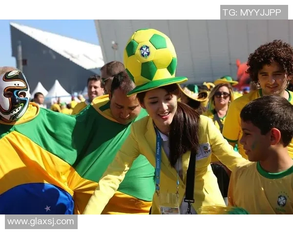 足球明星卡包金色闪耀登场收藏热潮引发球迷狂欢