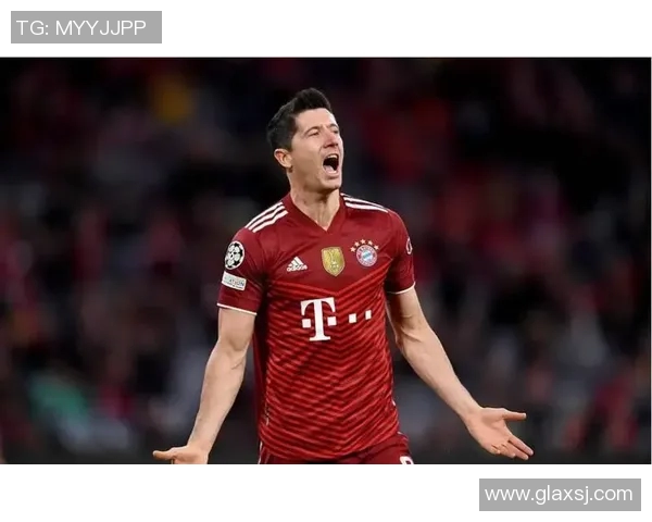 足球明星海报莱万展现无与伦比的球技与魅力引领球迷热潮